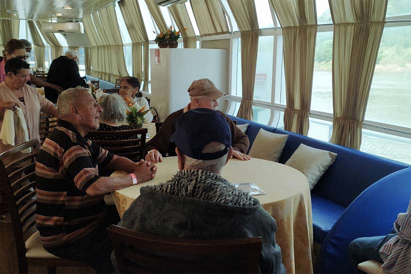 Lar dos Velhinhos comemora 40 anos com passeio de catamarã