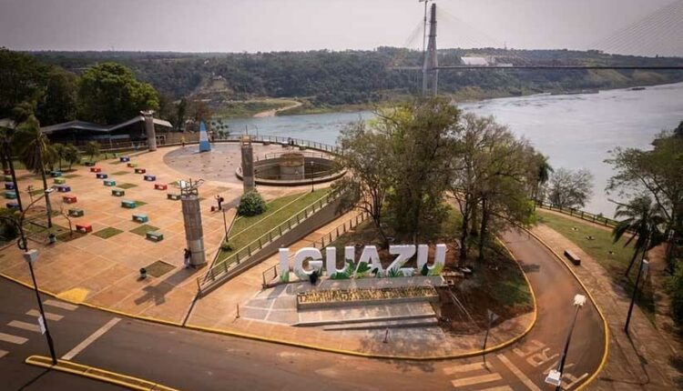 Vista aérea do Marco das Três Fronteiras, lado argentino, com a Ponte da Integração ao fundo. Foto: Gentileza/Prefeitura de Puerto Iguazú