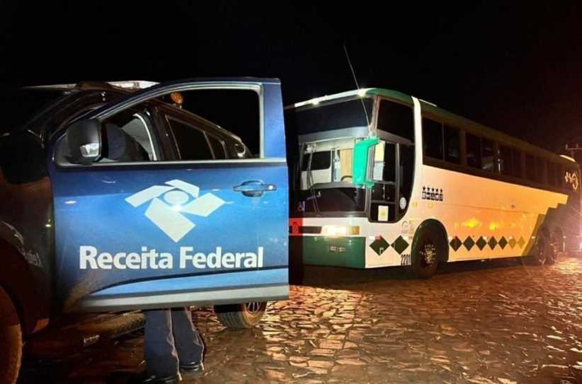 Ônibus abarrotado de mercadorias até o teto é retido na BR-277