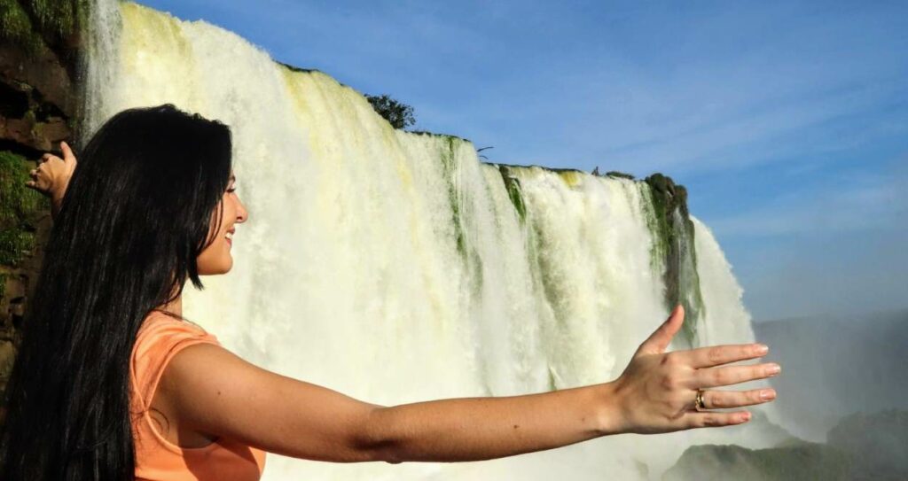 Calor em Foz do Iguaçu pede refresco com chuá das Cataratas