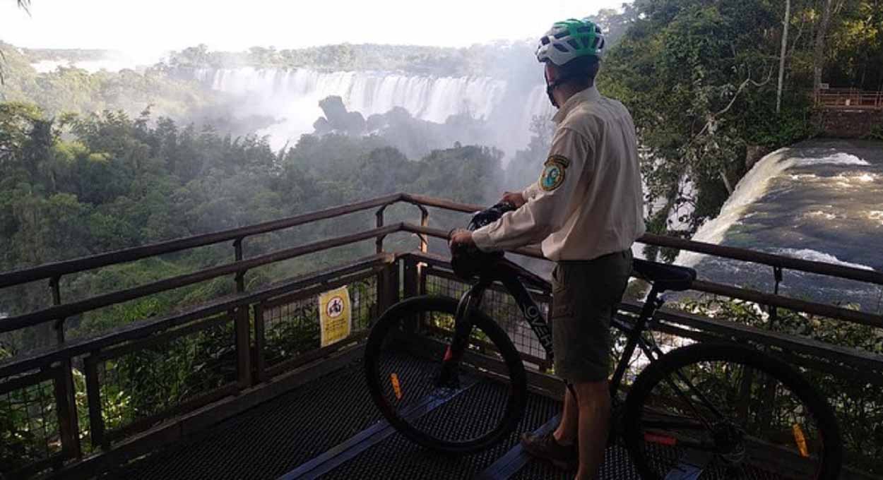 Guardas realizam ações como o patrulhamento das trilhas e áreas no interior do parque. Foto: Gentileza/Parque Nacional Iguazú (Argentina)