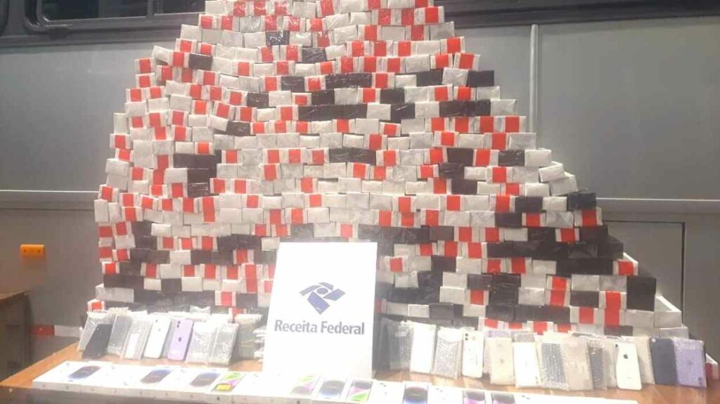 ‘Montanha’ de celulares avaliados em R$ 500 mil é confiscada na BR-277
