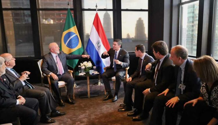 Devido às limitações de mobilidade do presidente brasileiro, reunião aconteceu no hotel onde Lula está hospedado. Foto: Gentileza/Presidência do Paraguai