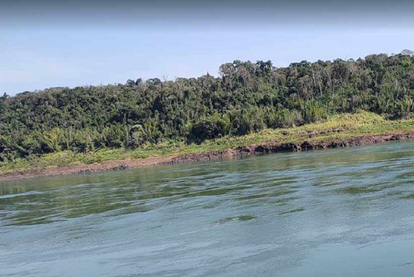 Socorristas procuram desaparecido nas águas do Rio Paraná