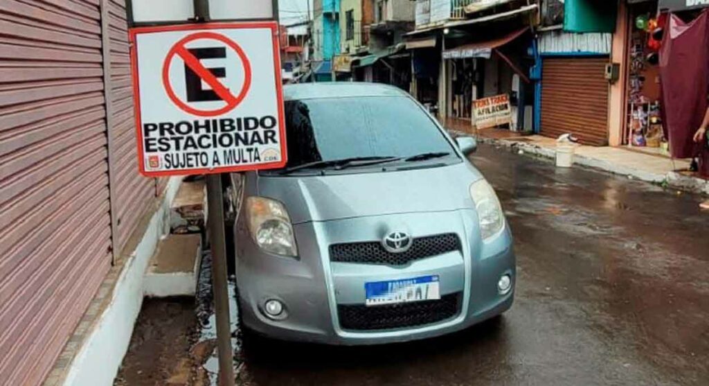 Polícia de Trânsito fiscaliza estacionamento irregular no Paraguai