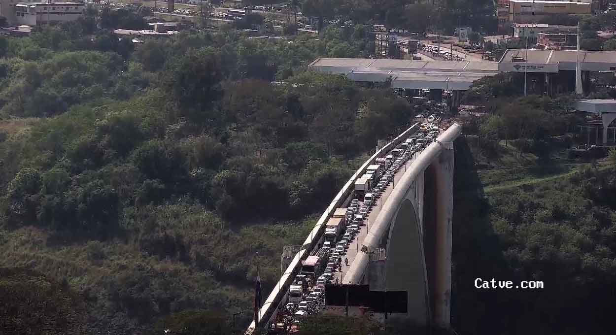 Caminhão com problemas mecânicos bloqueia Ponte da Amizade