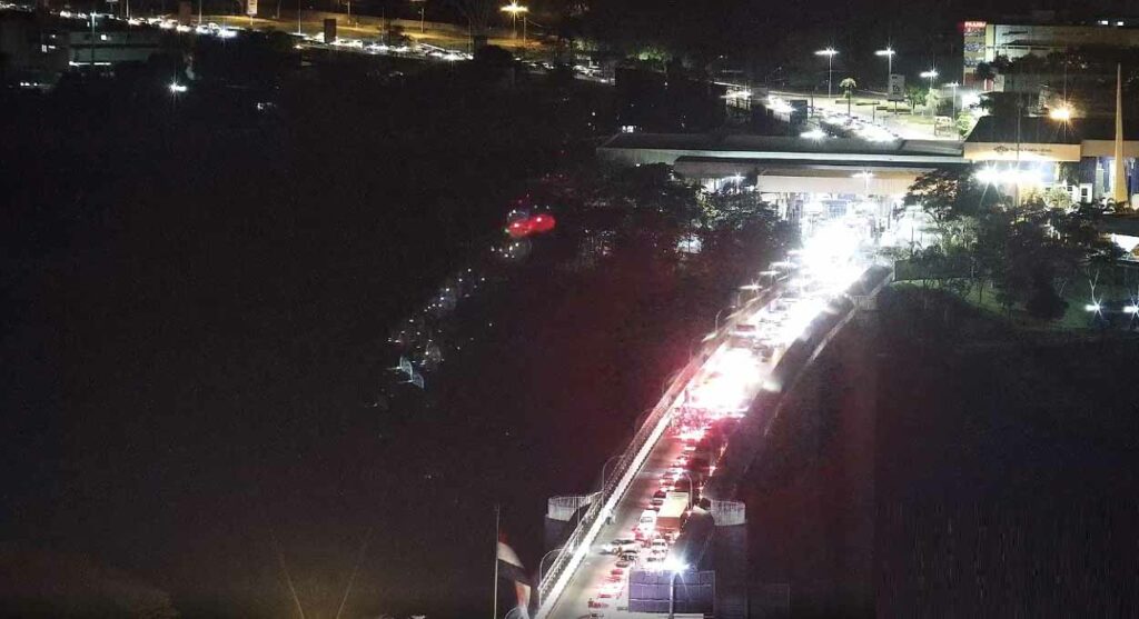 Acidente entre motos interrompe trânsito na Ponte da Amizade