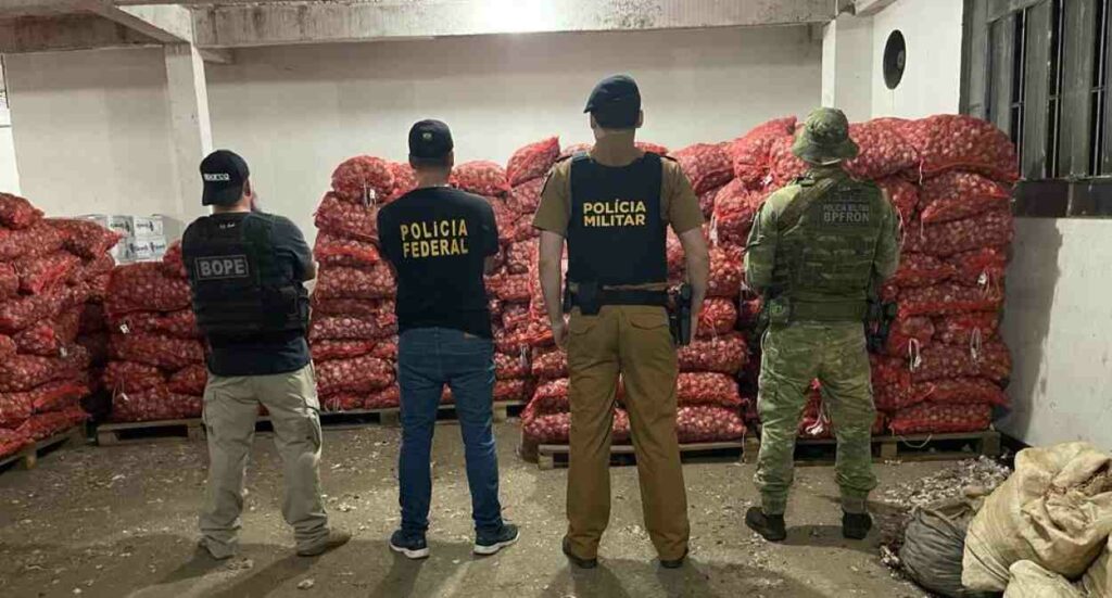 Polícia embarga 25 toneladas de alho e três de uva de origem argentina