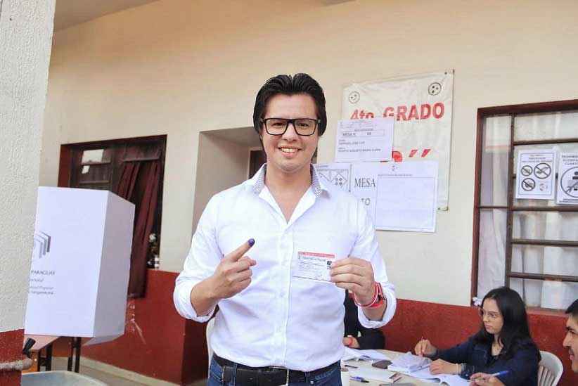 Candidato postou, em sua página no Facebook, foto do momento em que compareceu à seção para votar.