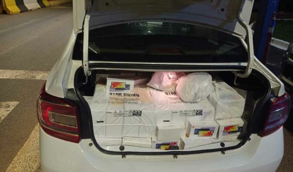 Em plantão movimentado, PRF captura cargas de smartphone e droga na BR-277
