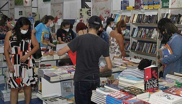 Feira do Livro atrai público de Foz do Iguaçu e cidades da região fronteiriça. Foto: Christian Rizzi/Agência Municipal de Notícias