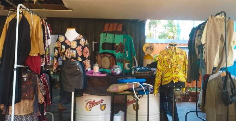 Feira de brechó reúne oito expositores com peças a partir de R$ 10 em Foz do Iguaçu