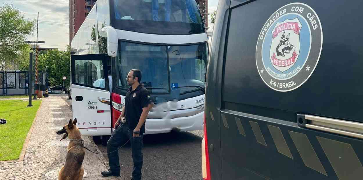PF captura cocaína e arma em ônibus que ia de Foz do Iguaçu a Curitiba