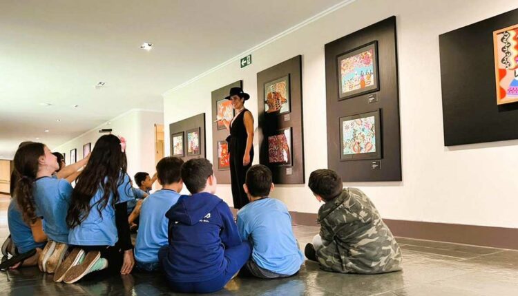 Maria Eduarda Pontes e Pontes, professora de artes visuais, apresenta as obras de Kennedy Bahia aos estudantes. Foto: Gentileza/Assessoria