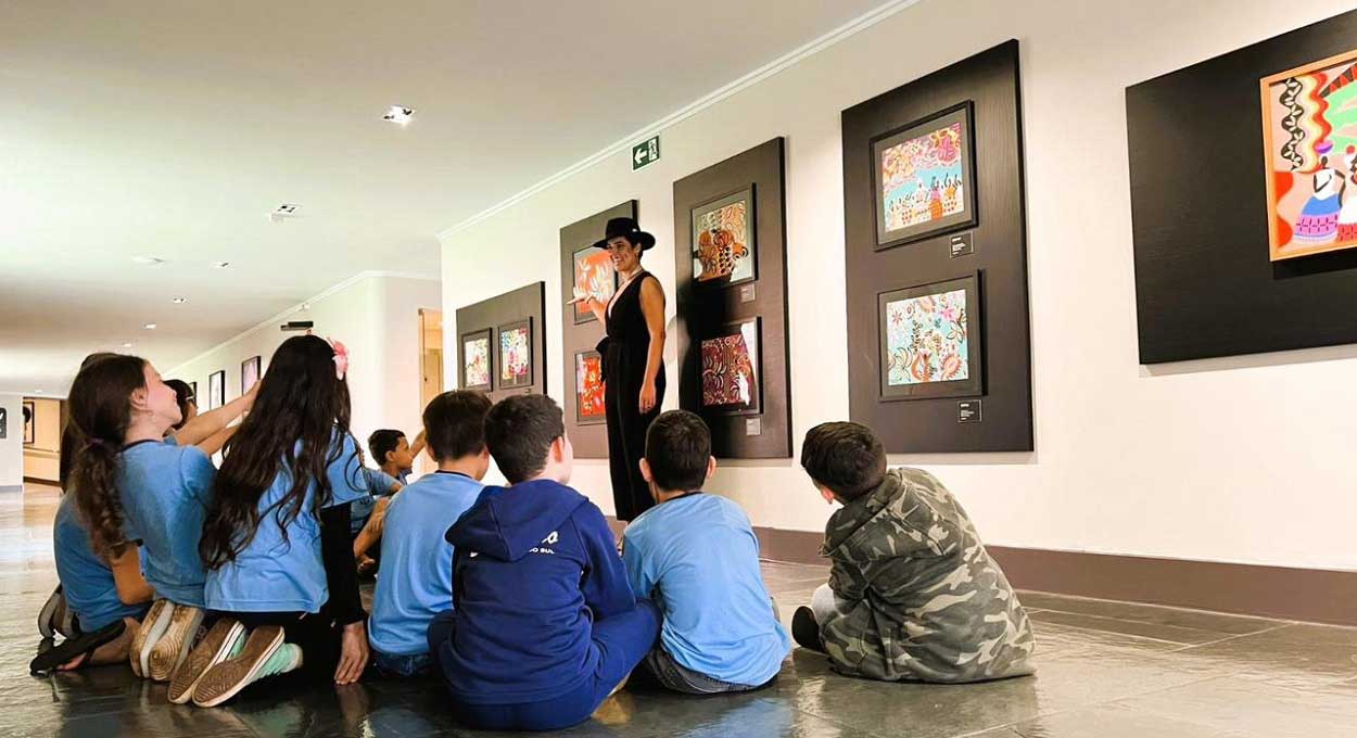 Crianças de escolas públicas visitam obras de arte em hotel de Foz do Iguaçu