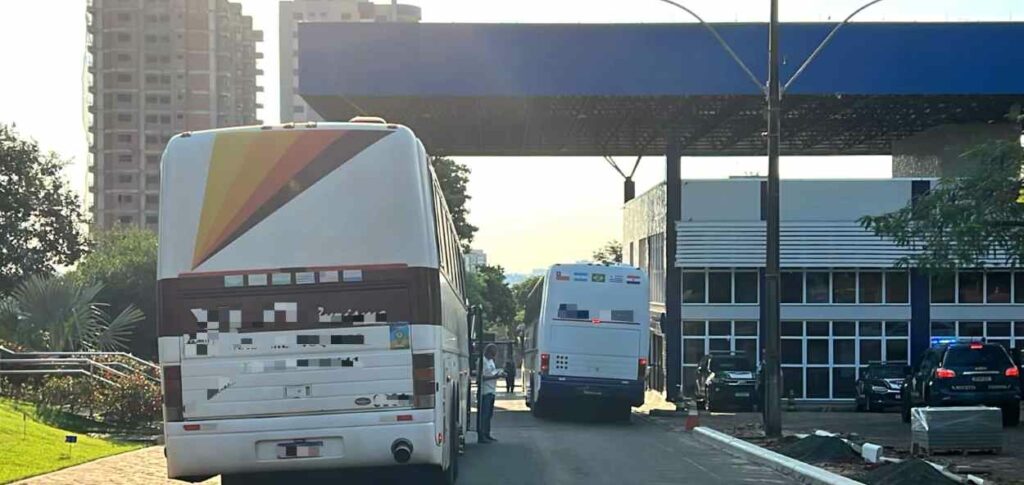 Operação confisca 4 ônibus e R$ 250 mil em mercadorias na BR-277