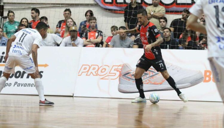 Foz Cataratas (14.º) jogou de igual para igual contra o Joinville (3.º) no duelo de volta. Foto: Juliano Schimidt/JEC/LNF