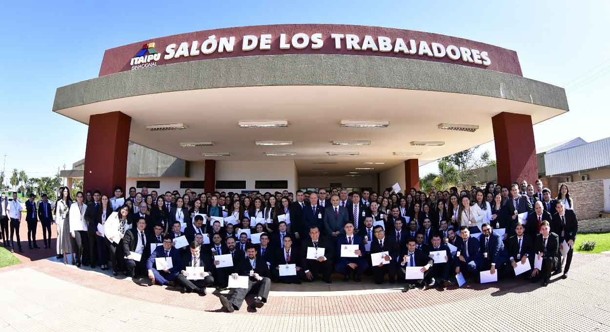 Empregados protestam no acesso à usina de Itaipu no Paraguai