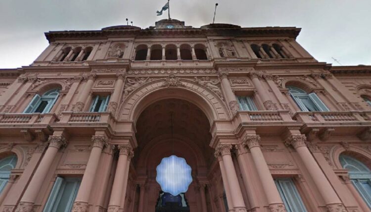 Portão principal da Casa Rosada, sede oficial da presidência argentina. Imagem: Google Street View