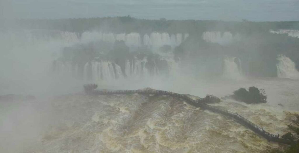 Com alta vazão, passarela das Cataratas do Iguaçu é fechada temporariamente