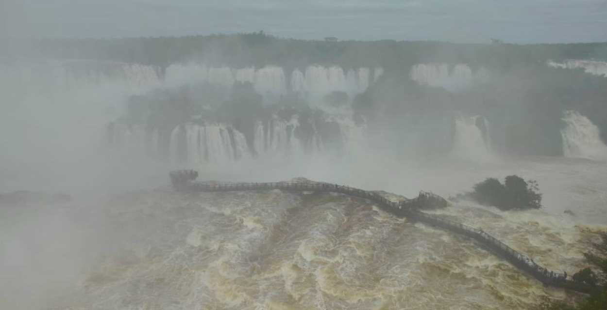 Com alta vazão, passarela das Cataratas do Iguaçu é fechada temporariamente