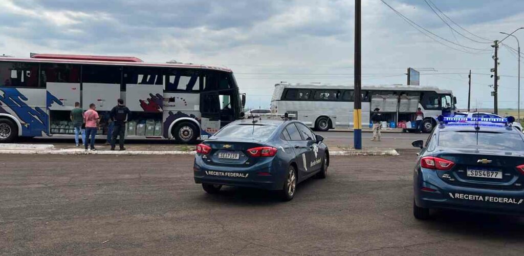 Ônibus com R$ 400 mil em mercadorias são recolhidos na fronteira