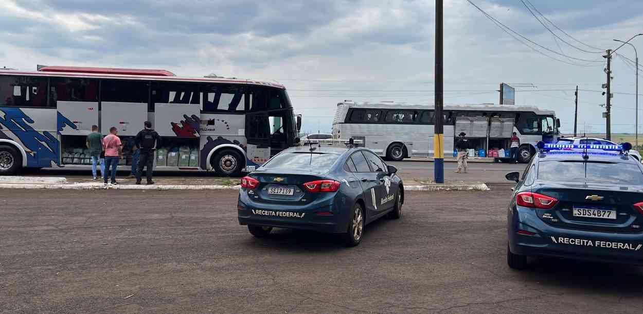 Ônibus com R$ 400 mil em mercadorias são recolhidos na fronteira