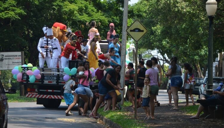 Um paralelo ente as crianças que correm atrás do caminhão em busca de balas e aquelas que fogem das bombas, nos levam a refletir sobre a real evolução da espécie humana