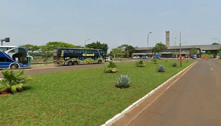 Brasileiros que vão a Puerto Iguazú ou estrangeiros que vêm apenas a Foz do Iguaçu não precisam entrar na nova fila. Imagem: Google Street View (Arquivo).