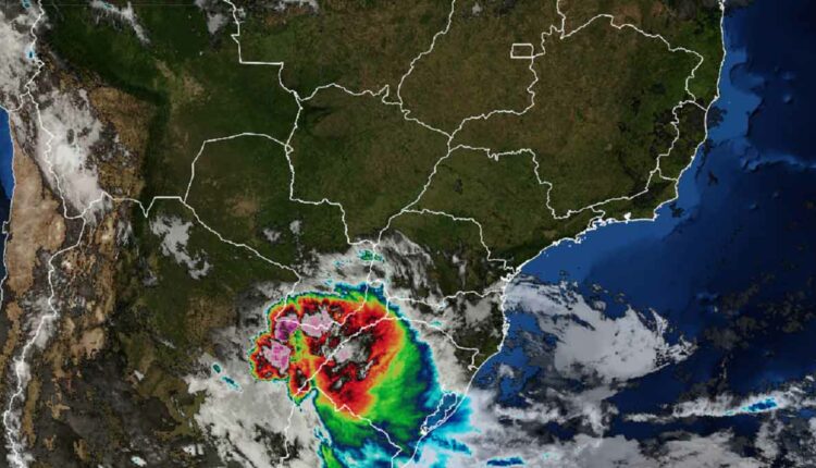 Registro do satélite GOES16, compartilhado pelo Simepar às 9h desta segunda-feira (23).