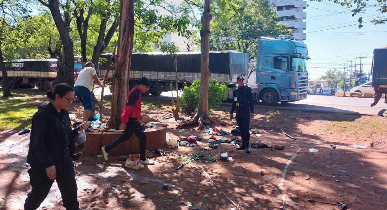 Polícia desocupa canteiro de avenida no lado paraguaio da fronteira