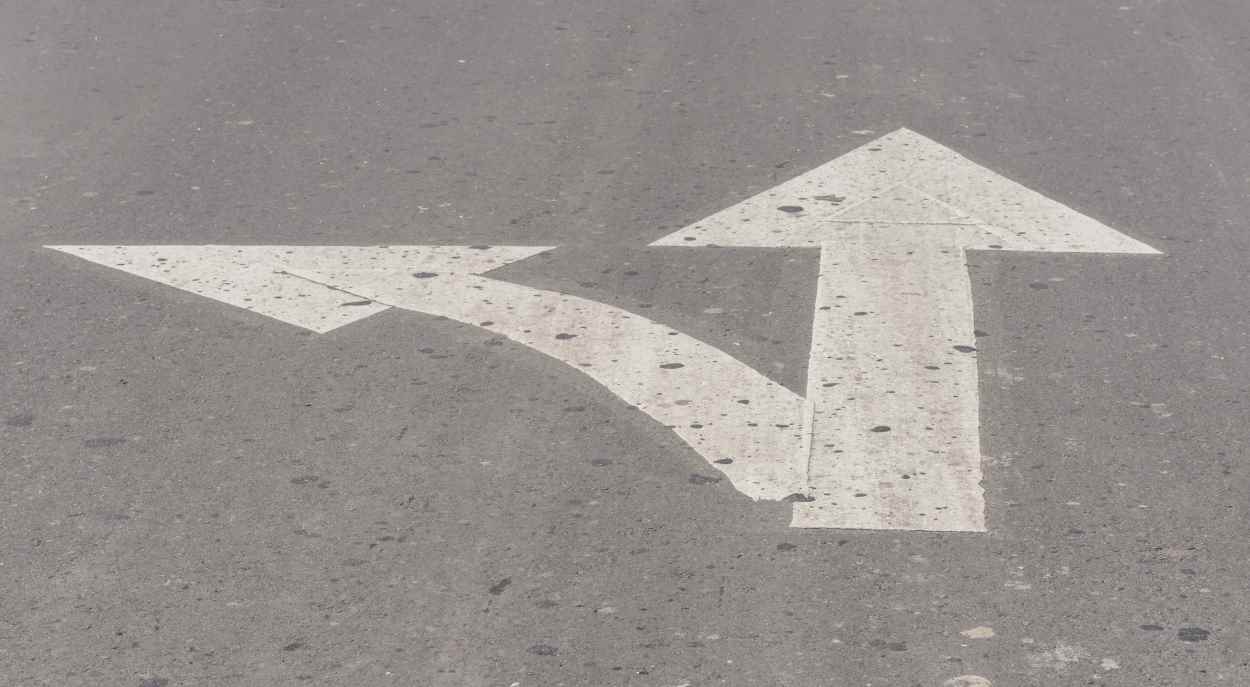 Rua Jorge Sanwais passa a ter sentido único em trecho no centro de Foz do Iguaçu