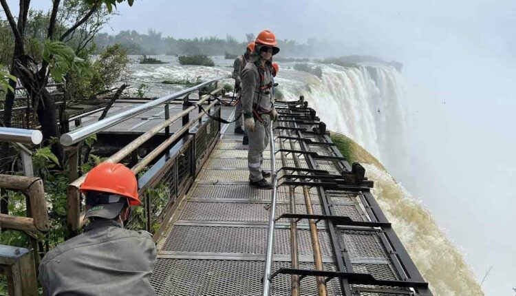 Operários trabalham para a recolocação das grades no mirante da Garganta do Diabo, lado argentino. Foto: Gentileza/Parque Nacional Iguazú