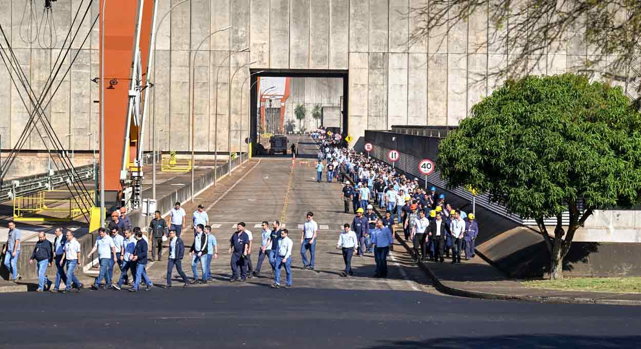Empregados de Itaipu fazem simulação de acidente e abandono da usina