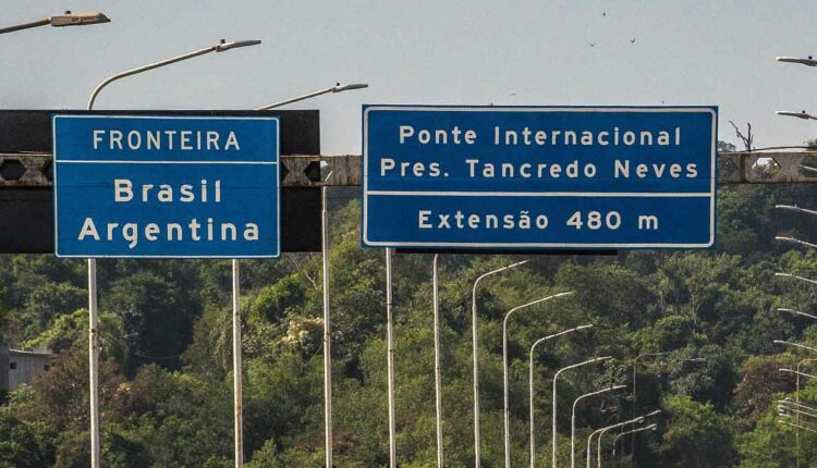 Viajantes que precisam registrar entrada ou saída estão enfrentando filas, também, na cabeceira brasileira da Ponte Tancredo Neves. Foto: Marcos Labanca/H2FOZ (Arquivo)