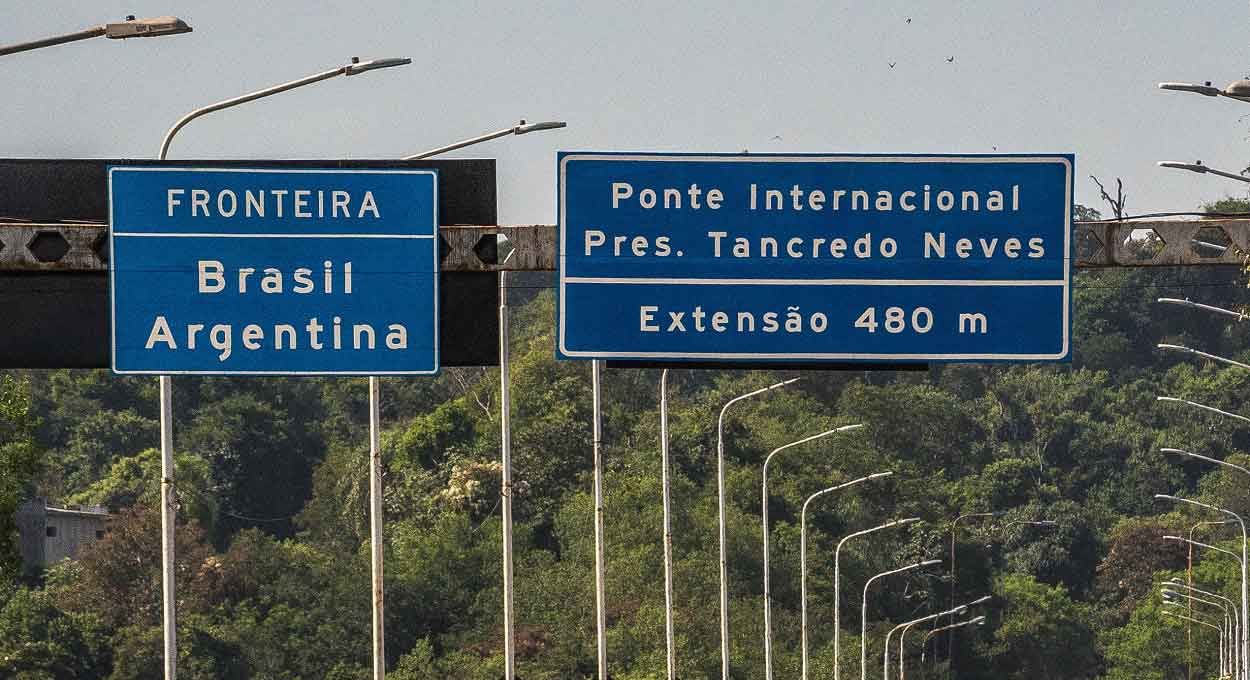 Viajantes que precisam registrar entrada ou saída estão enfrentando filas, também, na cabeceira brasileira da Ponte Tancredo Neves. Foto: Marcos Labanca/H2FOZ (Arquivo)