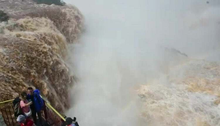 Turistas no mirante ao lado do elevador, em registro feito no domingo (29), com vazão ainda abaixo da atual. Imagem: Edison Emerson/Foto Equipe Cataratas