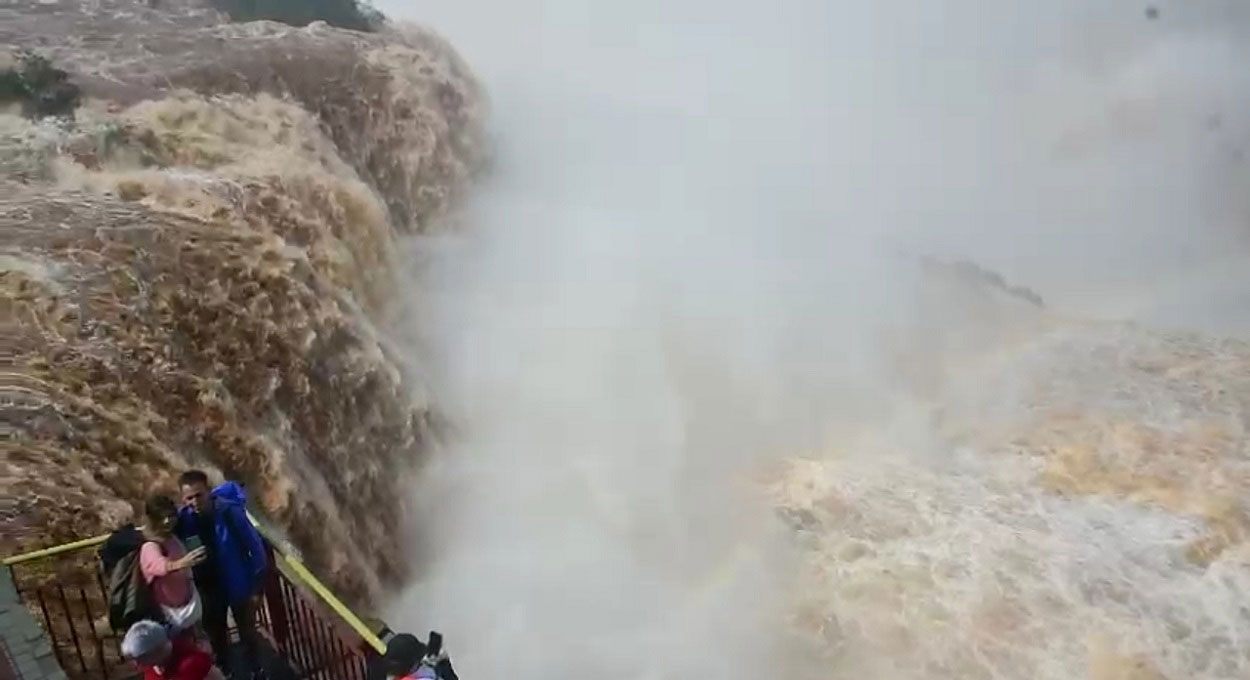 Turistas no mirante ao lado do elevador, em registro feito no domingo (29), com vazão ainda abaixo da atual. Imagem: Edison Emerson/Foto Equipe Cataratas