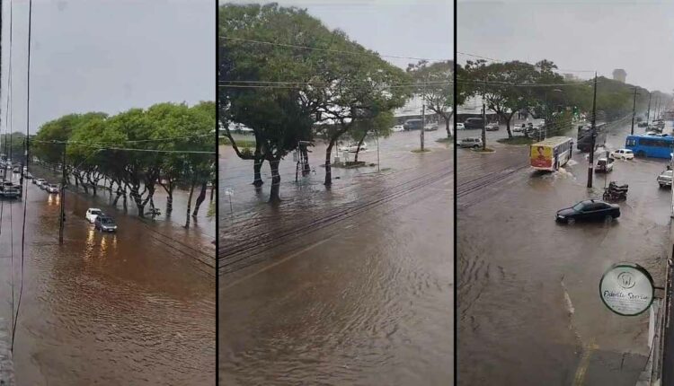 Vídeo de autoria indeterminada, compartilhado em grupos de WhatsApp, mostra a Avenida JK inundada no cruzamento com a Avenida Carlos Gomes, na Vila Portes.
