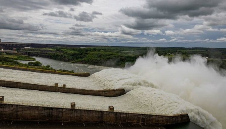 Vertedouro é aberto apenas quando há excedente de água no lago de Itaipu. Foto: Kiko Sierich/PTI (Arquivo)
