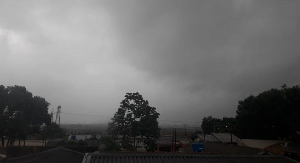 Meteorologia emite alerta vermelho de tempestade em Foz do Iguaçu e região