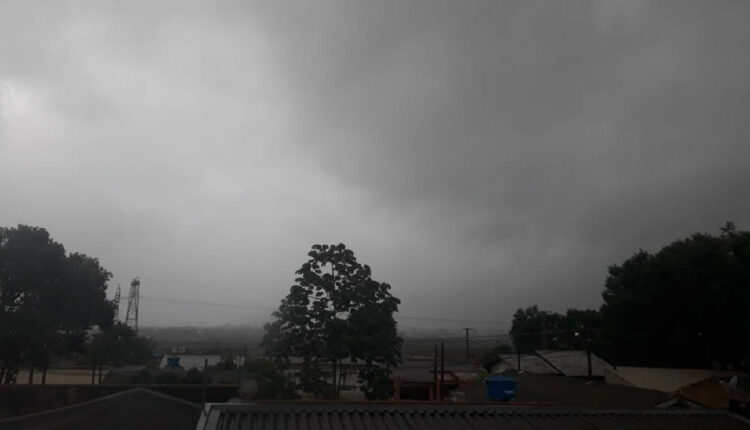 Céu foi tomado por nuvens escuras por volta das 8h deste sábado (28) na Região Norte de Foz do Iguaçu. Foto: Guilherme Wojciechowski/H2FOZ