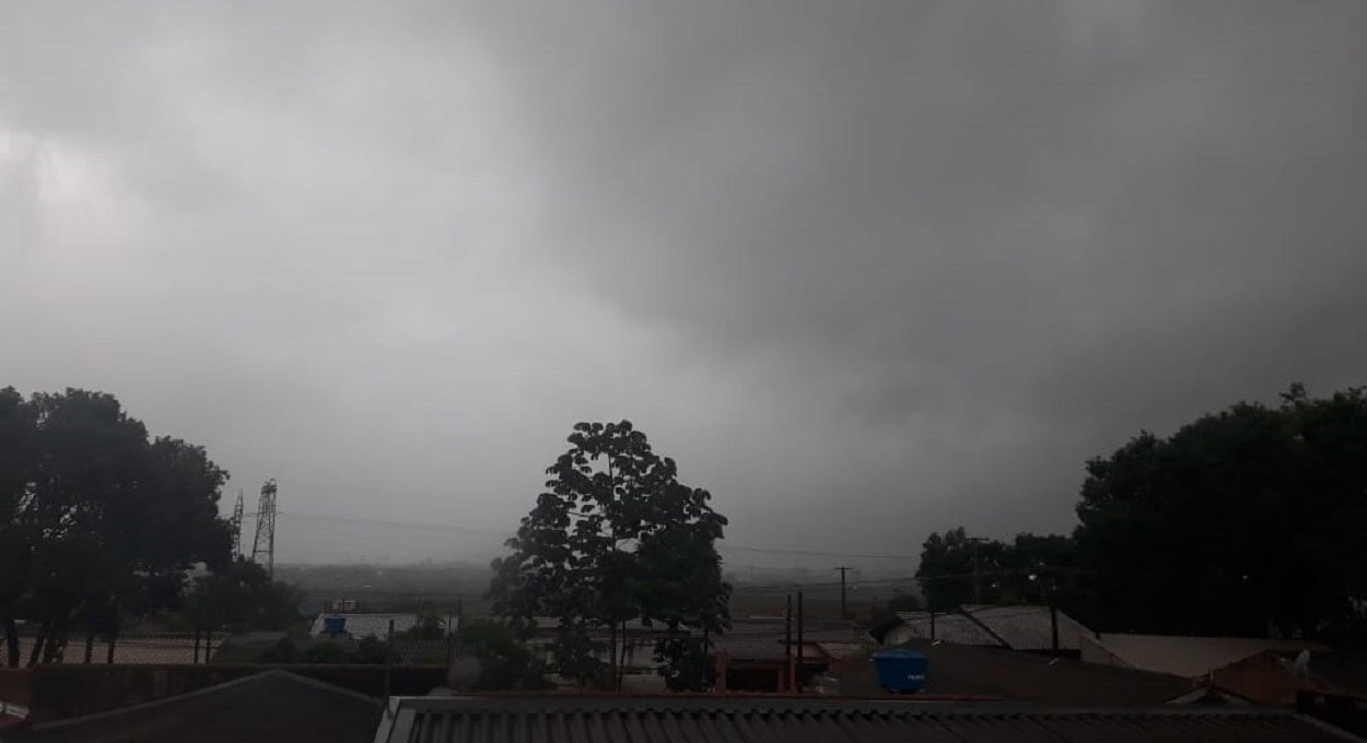Céu foi tomado por nuvens escuras por volta das 8h deste sábado (28) na Região Norte de Foz do Iguaçu. Foto: Guilherme Wojciechowski/H2FOZ