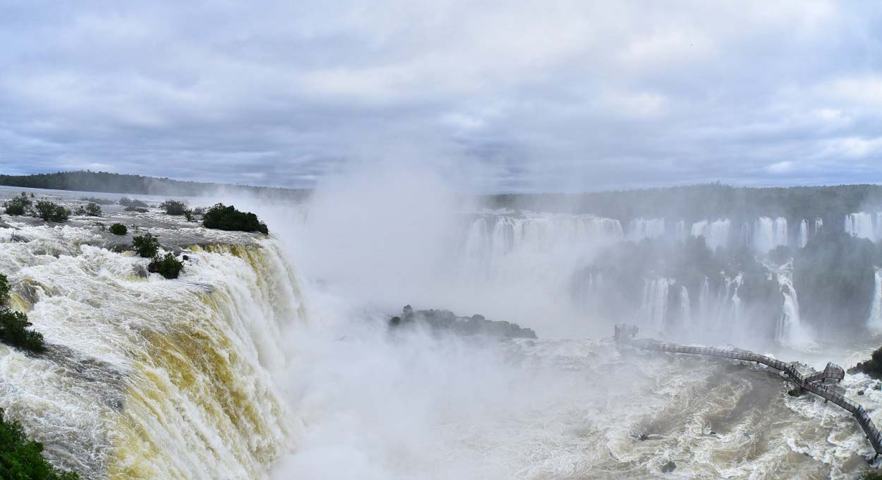 Vazão das Cataratas está sete vezes acima do normal nesta sexta (13)