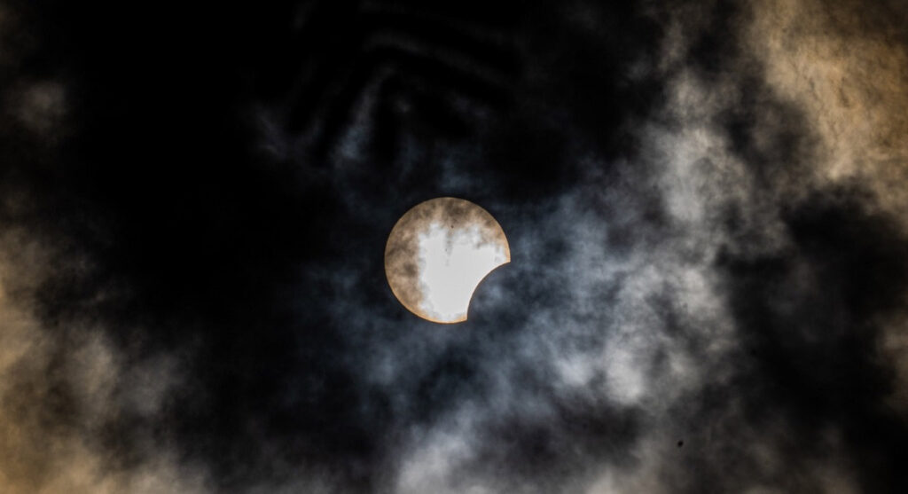 Veja imagens do eclipse solar deste sábado (14) em Foz do Iguaçu