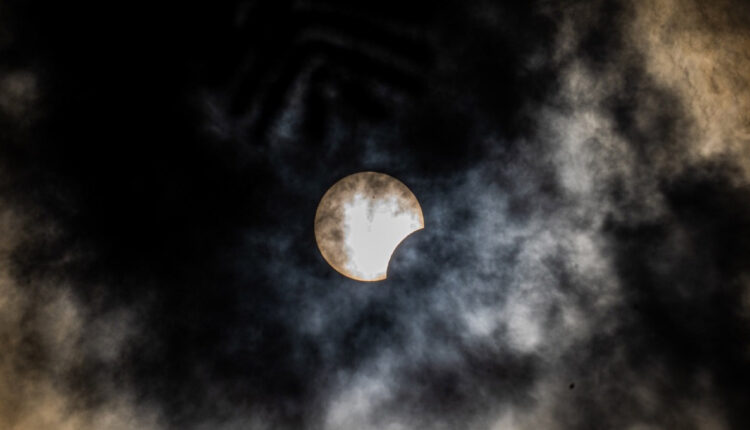 Com lentes profissionais, técnica e paciência, foi possível registrar o eclipse. Foto: Marcos Labanca/H2FOZ