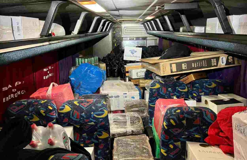 Veja quanto contrabando entulhado em ônibus clandestino na fronteira