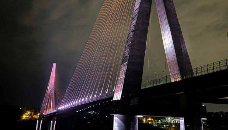 Estrutura da Ponte da Integração pode ser iluminada conforme a temática escolhida. Foto: Gentileza/DER-PR