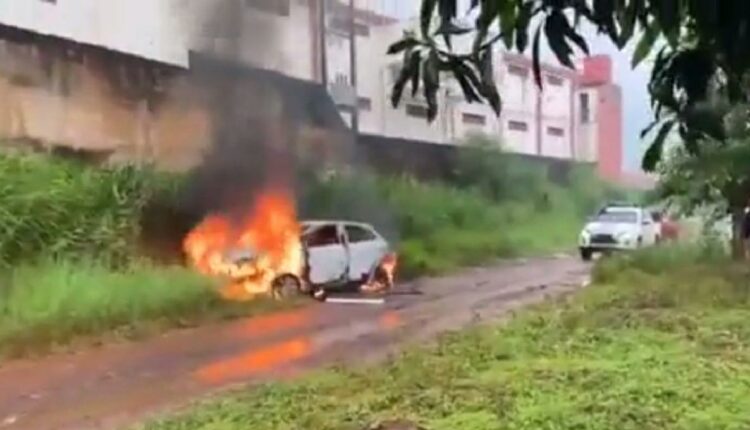 Vídeo compartilhado pelo movimento colaborativo AhoraPy mostra o incêndio do veículo utilizado no assalto. Imagem: Reprodução/@Ahora_Py