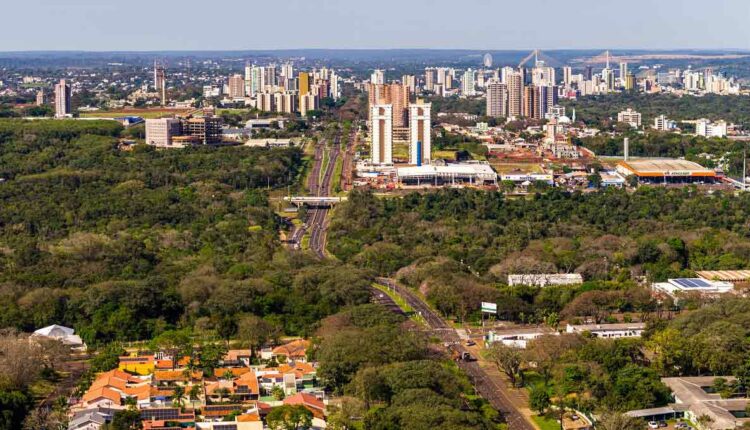 Vista aérea de Foz do Iguaçu, tendo como eixo a Avenida Paraná. Foto: Marcos Labanca/H2FOZ